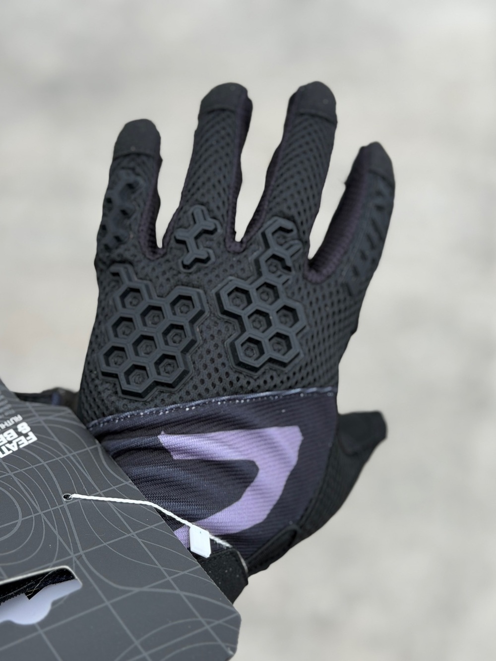 Gloves - Picture 2 of 12